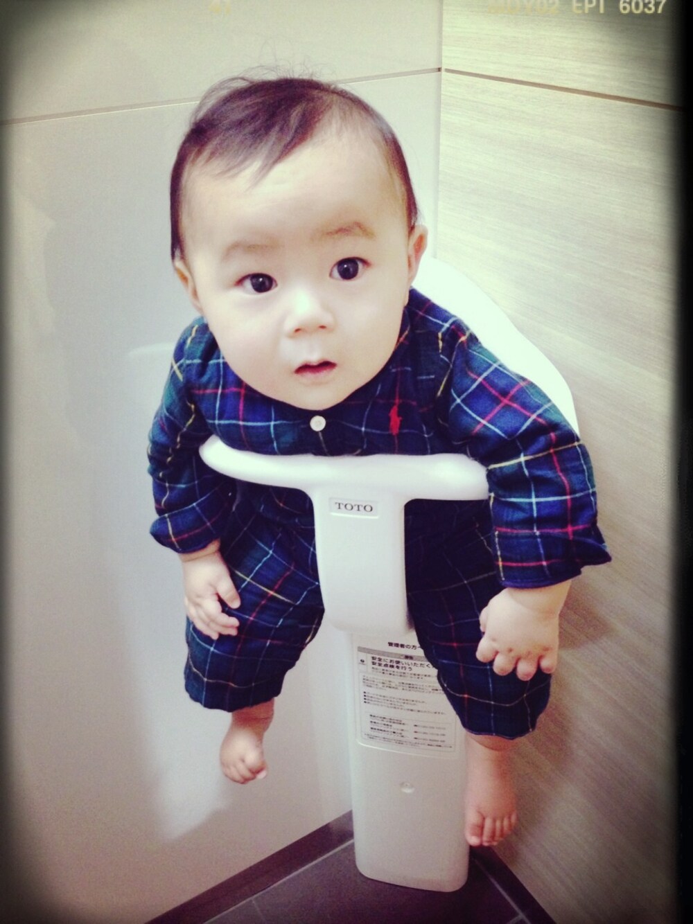 グリーン系のロンパースを着用したキッズの春コーディネートの1枚目の写真