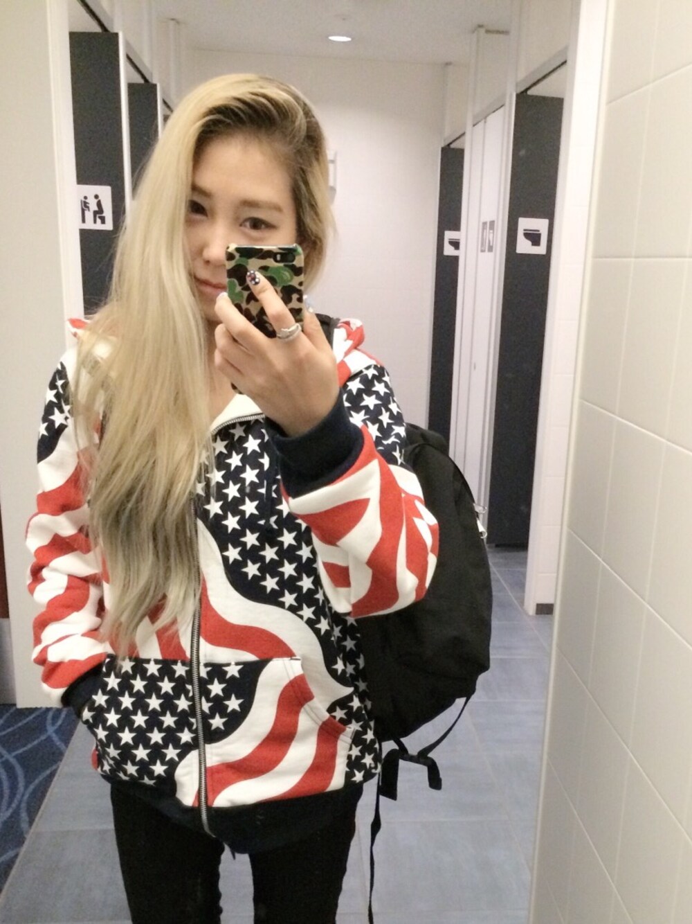「supreme、Supreme(シュプリーム)、A BATHING APE、ape、Los Angeles、OBEY、supreme girl、TOKYO、Japan、korean」｜「Supreme のアイテム（パーカー、レッド系）」を使った、hayoolさん（レディース・156cm）の冬コーディネートの1枚目の写真