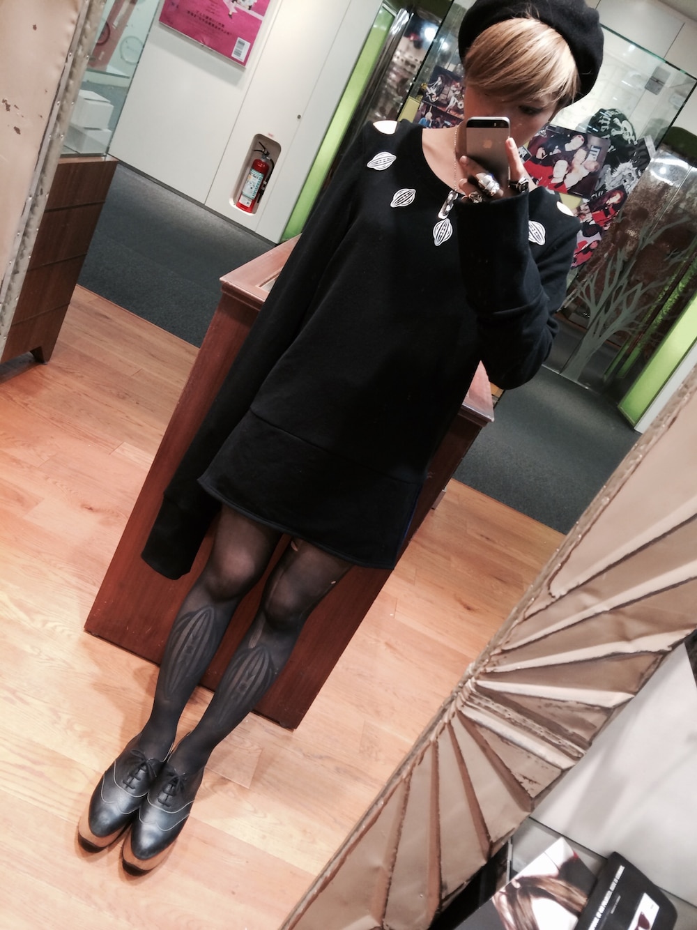 ブラック系のその他トップス、ブラック系のその他シューズ、ブラック系のタイツ/ストッキングを着用したレディースの冬コーディネートの1枚目の写真