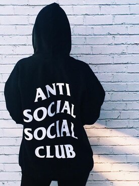 「antisocialsocialclubのアイテム（スウェット、ブラック系）」を使った、Alexa Deitzさん（レディース）の秋コーディネート