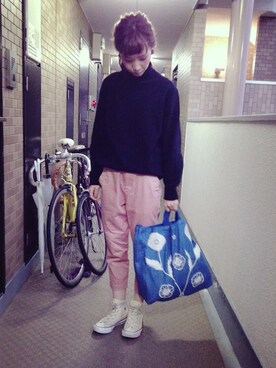 「OSHIMA REI（オオシマレイ）の◇刺繍BAG（トートバッグ、ブルー系）」を使った、山門 美紗希さん（レディース・162cm）の春コーディネート