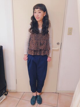 「KBF（ケイビーエフ）のBIGタックパンツ（パンツ、ブルー系）」を使った、山門 美紗希さん（レディース・162cm）の冬コーディネート