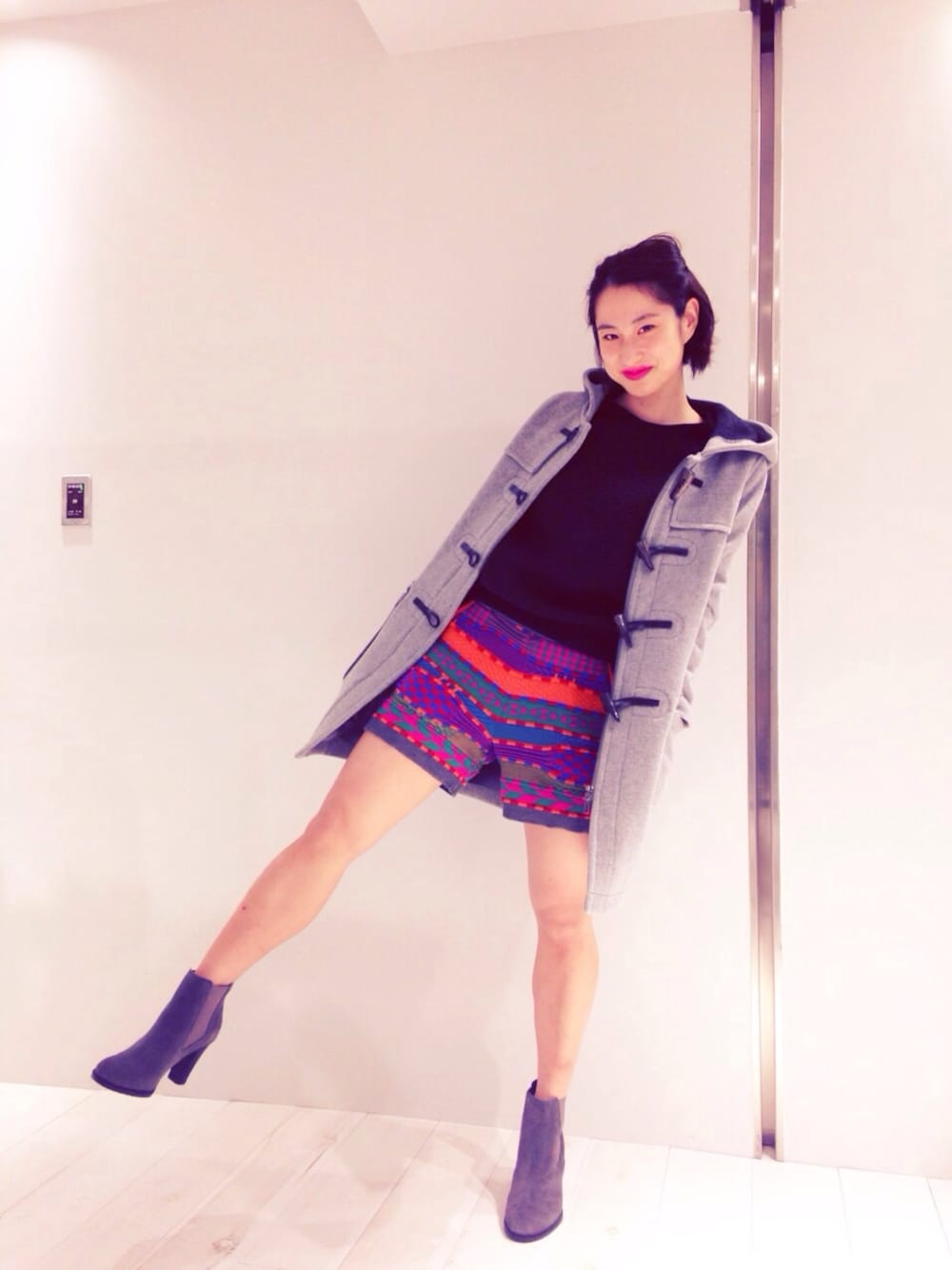 「STUDIOUS、STUDIOUS SELECT(STUDIOUS SELECT)、Annc、boussole、ダッフルコート、スエットトップス、ショートパンツ、ショートブーツ、カラフル、サイドゴアブーツ」｜「STUDIOUSの【ＺＯＺＯ先行アイテム】STUDIOUS コクーンダッフルコート（ダッフルコート、グレー系）」を使った、SHOK☻さん（レディース・160cm）の秋コーディネートの1枚目の写真