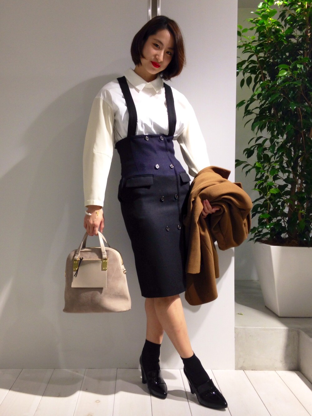 「STUDIOUS、STUDIOUS SELECT(STUDIOUS SELECT)、STUDIOUS横浜、Yuge、ハイウエストスカート、タイトスカート、シャツイン、白シャツ、トラッドスタイル」｜「1％の【1％】80/2ストレッチブロードBL（シャツ/ブラウス、ホワイト系）」を使った、SHOK☻さん（レディース・160cm）の冬コーディネートの1枚目の写真
