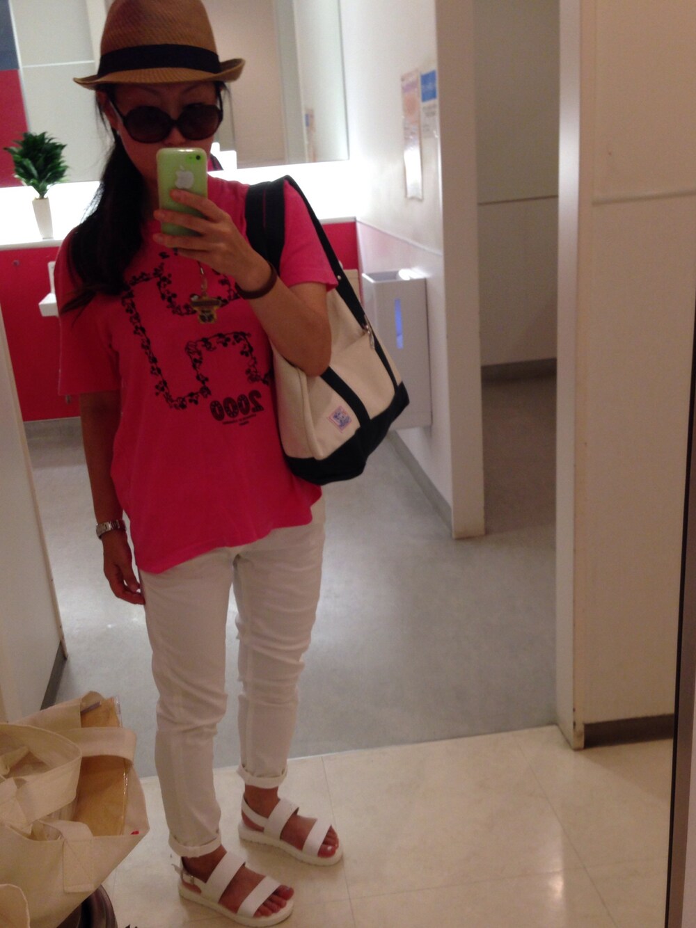 「ピンクフェス、白パンツ」｜「しまむらのアイテム（ハット、ベージュ系）」を使った、funwariさん（レディース・152cm）の夏コーディネートの1枚目の写真