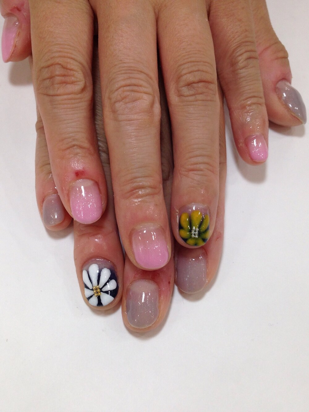 「ジェルネイル、グラデーション」｜「Queens Nailのアイテム（ハンドケア/ハンドクリーム、その他）」を使った、funwariさん（レディース・152cm）の夏コーディネートの1枚目の写真