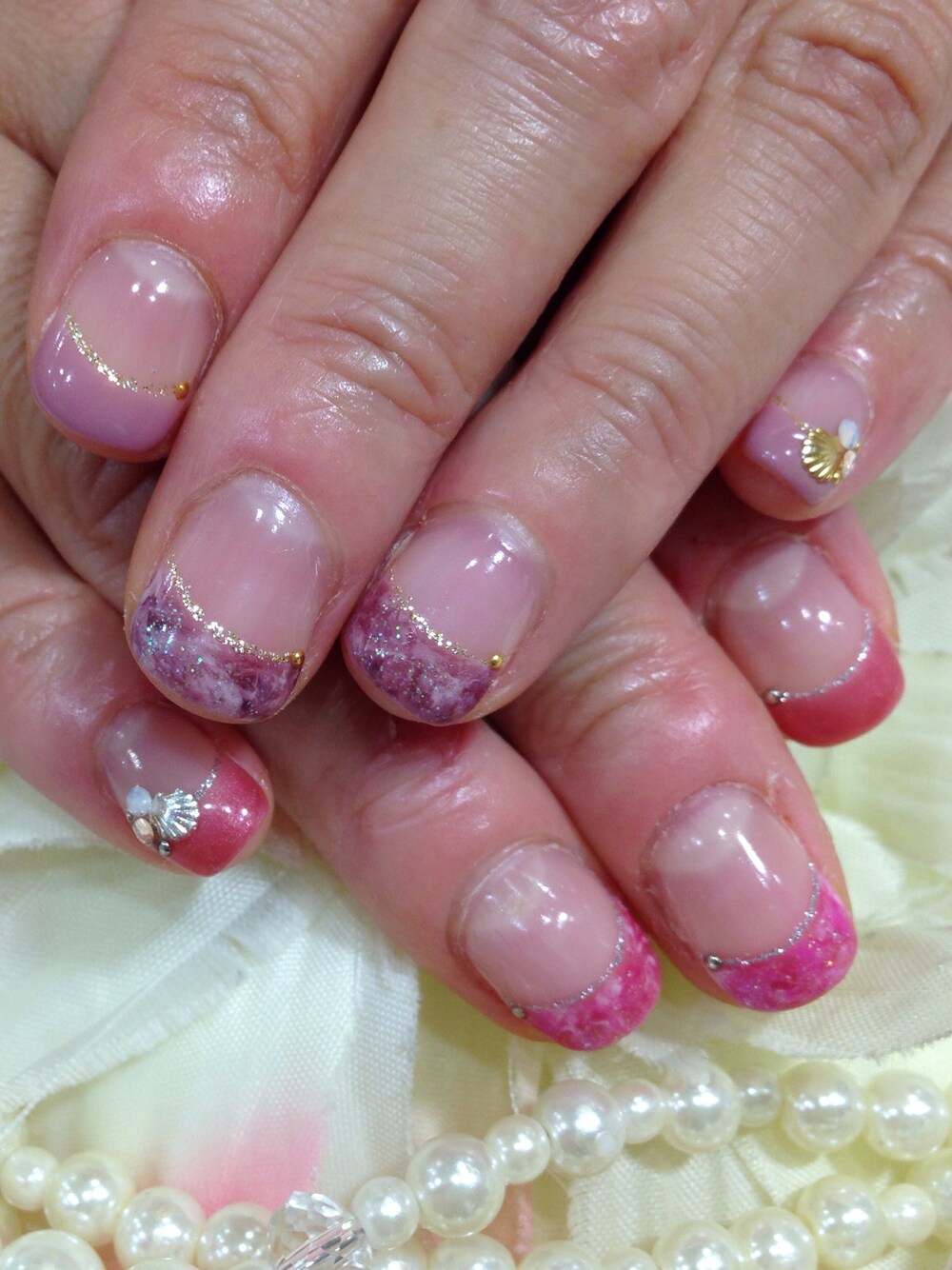 「ジェルネイル、タイダイ柄、ラメライン、フレンチ」｜「Queens Nailのアイテム（ハンドケア/ハンドクリーム、その他）」を使った、funwariさん（レディース・152cm）の秋コーディネートの1枚目の写真