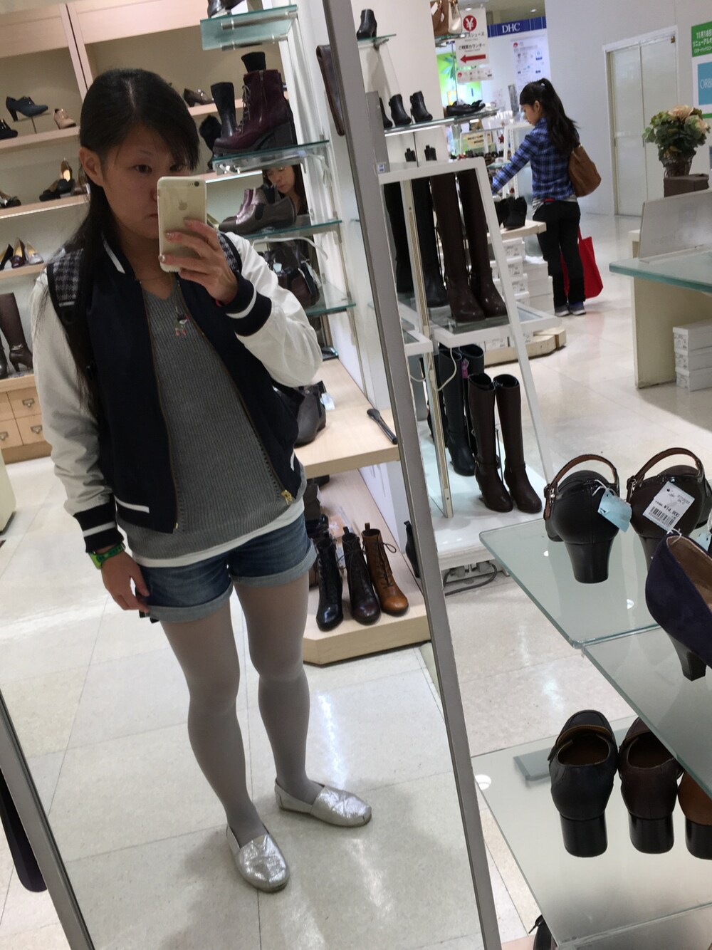 「銭湯ラン帰り、カラータイツ、デニムショートパンツ、リバーシブル、スタジャン、すっぴん、ニットベスト」｜「E hyphen world galleryのベージュのブルゾンとスタジャンのリバーシブルです。（ブルゾン、その他）」を使った、funwariさん（レディース・152cm）の秋コーディネートの1枚目の写真
