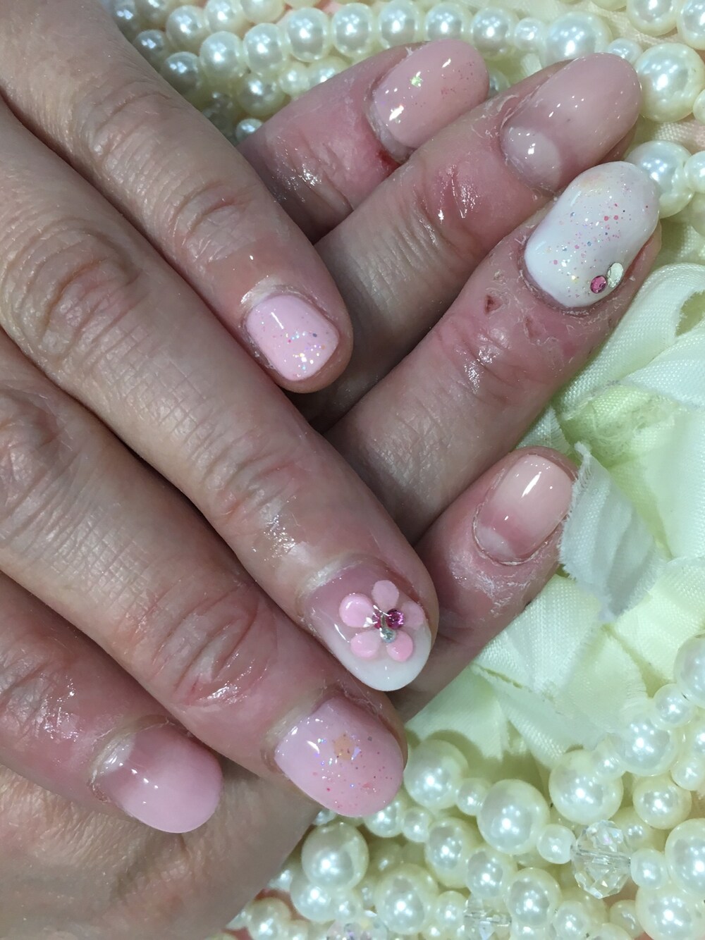 「ジェルネイル、グラデーション、単色、ラメがけ、3Dお花、Queens Nail」｜「Queens Nailのアイテム（ハンドケア/ハンドクリーム、その他）」を使った、funwariさん（レディース・152cm）の冬コーディネートの1枚目の写真