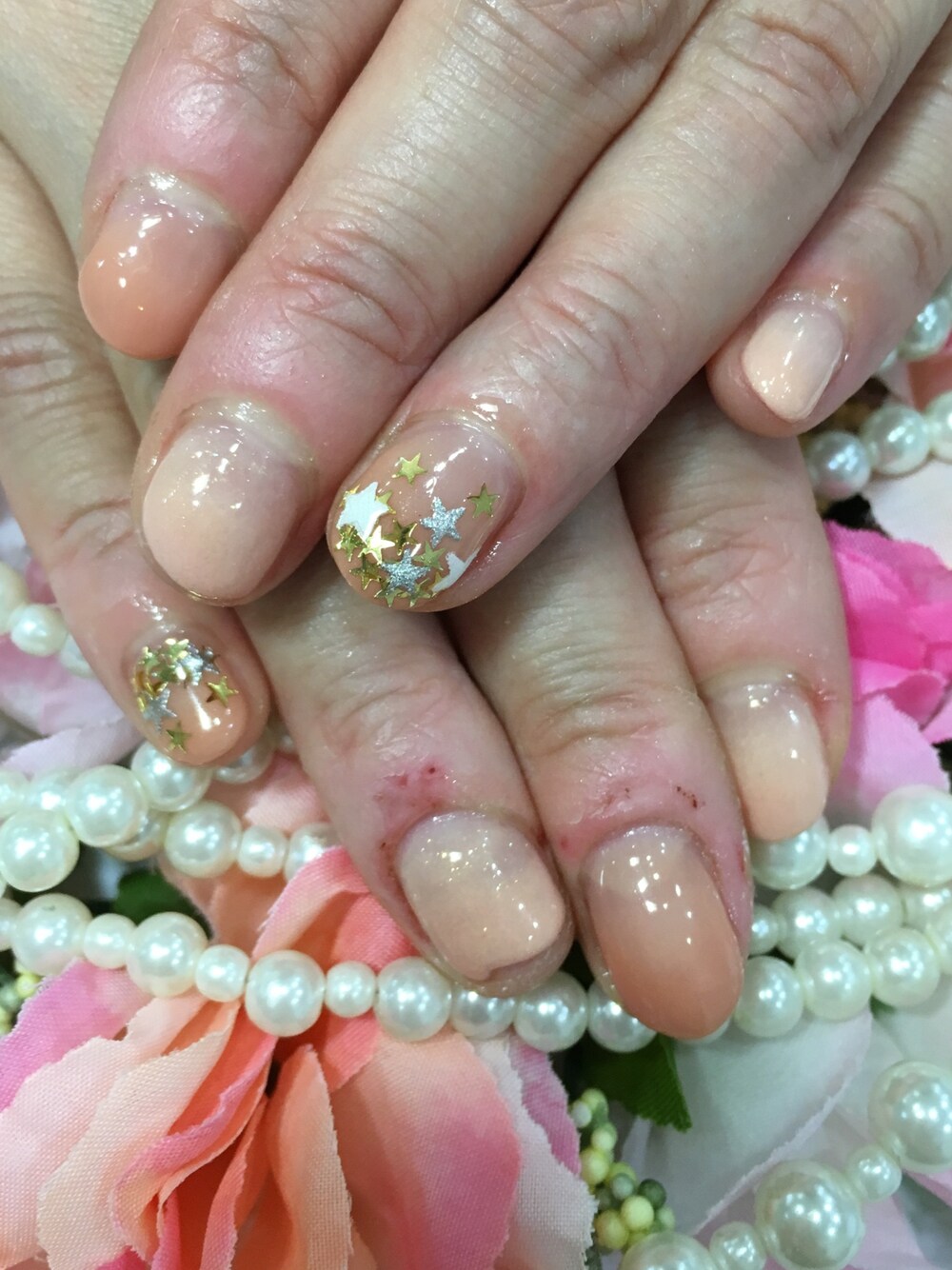 「Queens Nail、グラデーション、ホログラム、星柄、ジェルネイル」｜「Queens Nailのアイテム（ハンドケア/ハンドクリーム、その他）」を使った、funwariさん（レディース・152cm）の春コーディネートの1枚目の写真