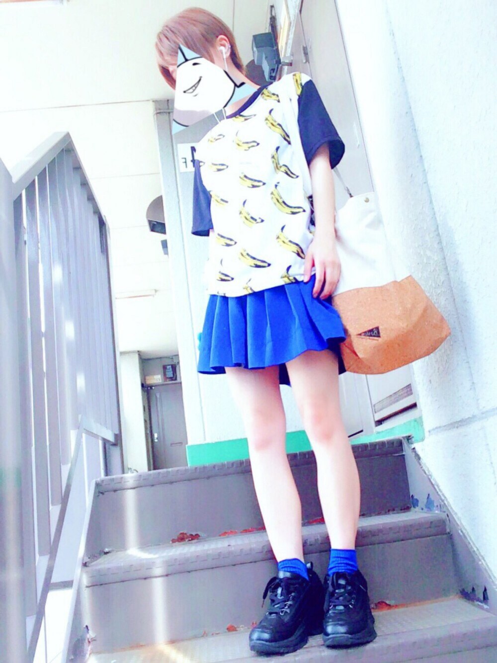 「夏、バナナ、スカート、スポーティー、個性、トートバッグ、スニーカー、派手、Tシャツ、青コーデ」｜「原宿 🍌🍌🍌のアイテム（トップス、ホワイト系）」を使った、おりこさん（レディース・155cm）の夏コーディネートの1枚目の写真