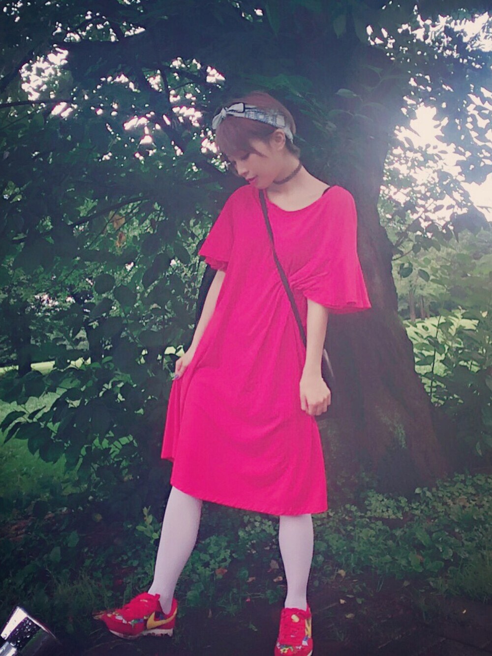 レッド系のワンピース、レッド系のスニーカー、ホワイト系のタイツ/ストッキングを着用したレディースの夏コーディネートの1枚目の写真