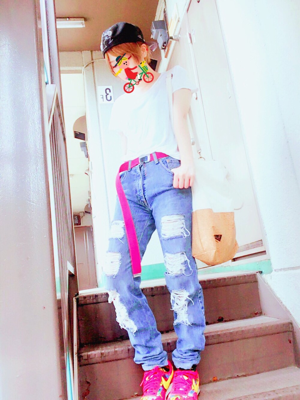 「夏コーデ、ラフ、Tシャツ、カジュアル、シンプル、デニム、ナイキ、ボーイズライク、キャップ、低身長」｜「H&Mのアイテム（Tシャツ/カットソー、ホワイト系）」を使った、おりこさん（レディース・155cm）の夏コーディネートの1枚目の写真