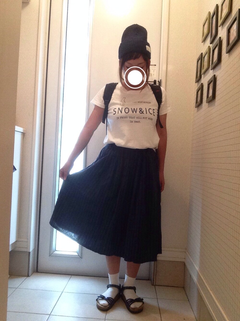 ホワイト系のTシャツ/カットソー、ブラック系のバックパック/リュック、ブルー系のスカートを着用したレディースの夏コーディネートの1枚目の写真