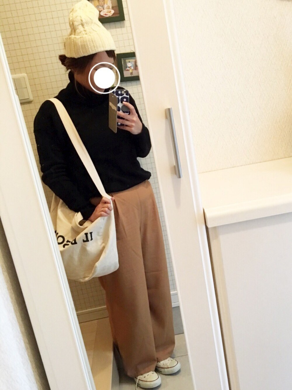 ブルー系のニット/セーター、イエロー系のその他パンツ、ホワイト系のスニーカーを着用したレディースの冬コーディネートの1枚目の写真