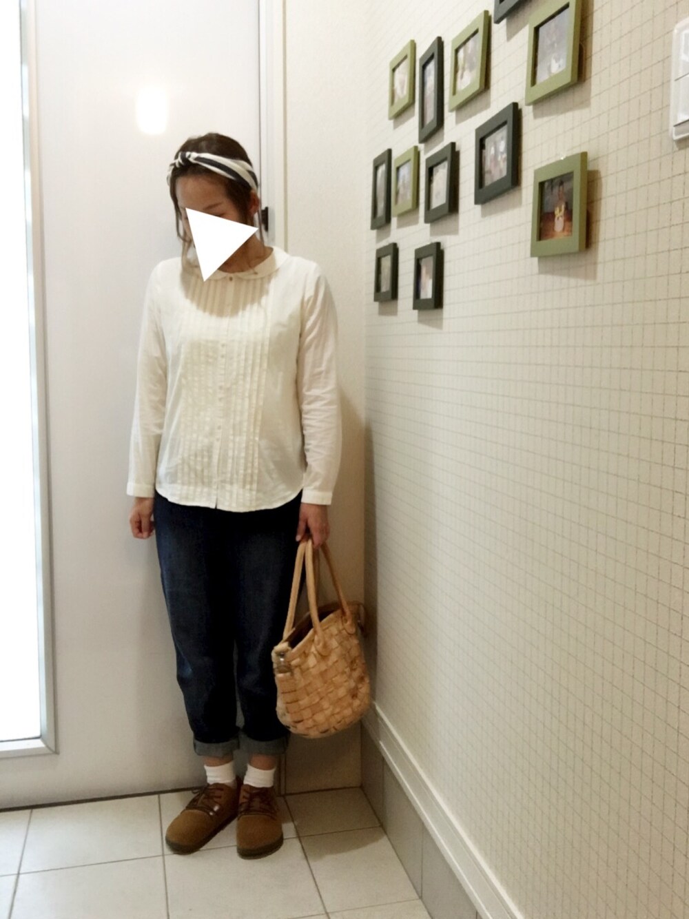 ブルー系のデニムパンツ、ブラウン系のショルダーバッグ、ブラウン系のその他シューズを着用したレディースの春コーディネートの1枚目の写真