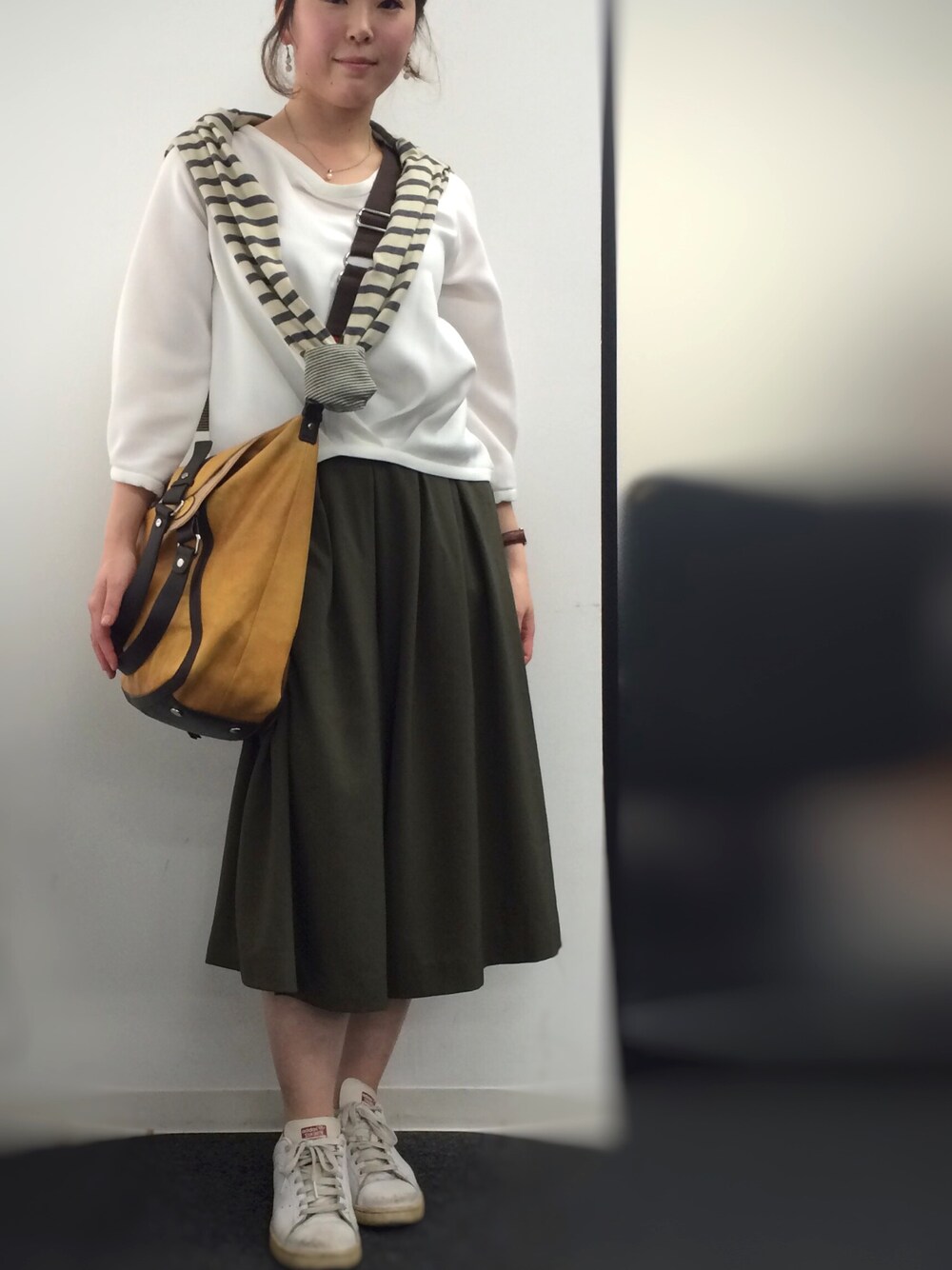 「シンプル、ラフ、ママコーデ、ママファッション、ママコーディネート、プチプラ、スカーチョ、しまむら」｜「しまむらのアイテム（シャツ/ブラウス、ホワイト系）」を使った、とんちゃん。さん（レディース・162cm）の春コーディネートの1枚目の写真