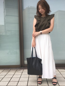 「カーキ×ホワイト」｜とんちゃん。さん（レディース・162cm）の秋コーディネート