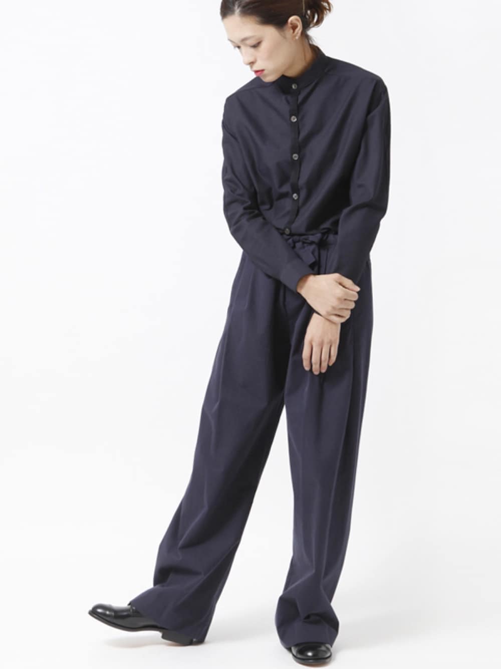「dailyshop、STEPHAN SCHNEIDER、シャツ、タックパンツ、ワイドパンツ」｜「STEPHAN SCHNEIDERのアイテム（シャツ/ブラウス、ブルー系）」を使った、DAILYSHOPさん（レディース・163cm）の秋コーディネートの1枚目の写真