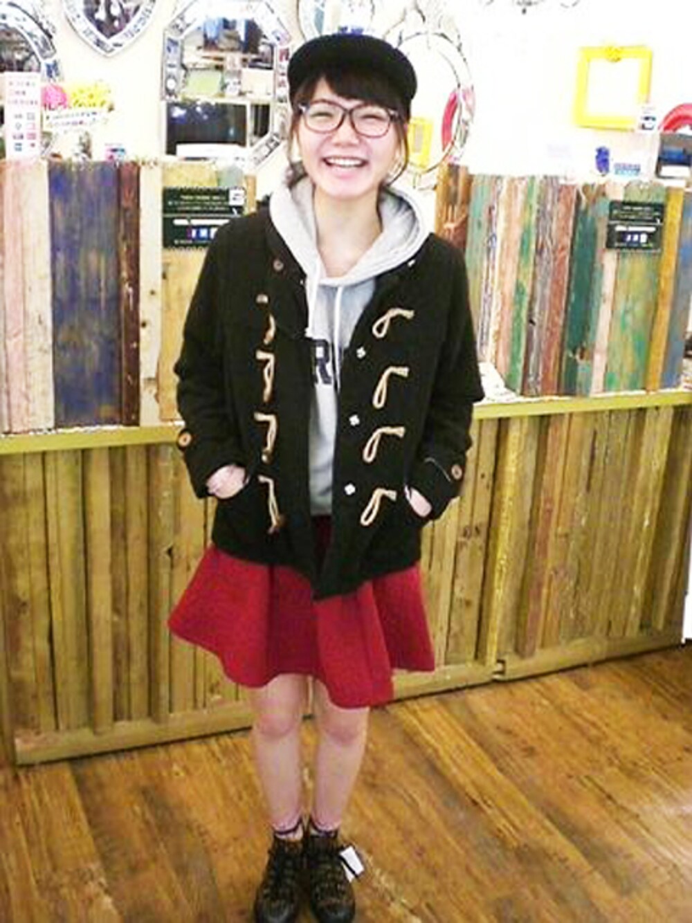 パーカー、スニーカーを着用したレディースの冬コーディネートの1枚目の写真