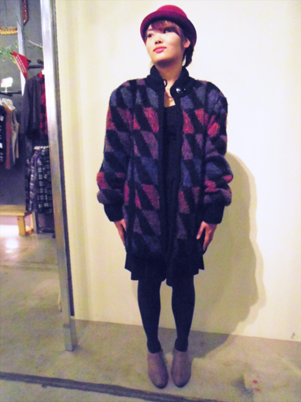 ブーティを着用したレディースの冬コーディネートの1枚目の写真