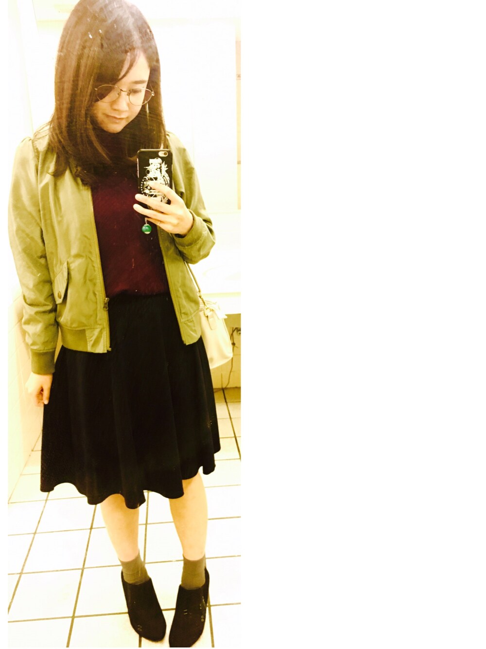 ホワイト系のショルダーバッグ、ブルー系のスカート、ブラック系のブーティを着用したレディースの秋コーディネートの1枚目の写真