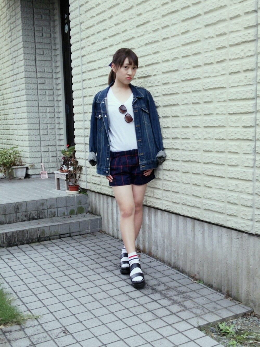 「Gジャン、デニム、チェック、秋、筋肉、サングラス、真顔、ソックス、Tシャツ、秋服」｜「one wayのアイテム（ファッション雑貨、ブラウン系）」を使った、あーにゃん。さん（レディース・156cm）の秋コーディネートの1枚目の写真