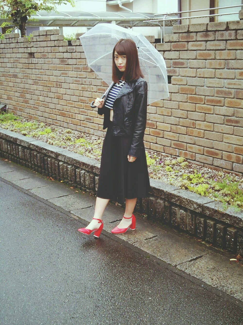 「雨、秋、真顔、ボーダー、レザー、赤ヒール、ロングスカート、傘、ネックレス、へそ出し」｜「古着屋のアイテム（ジャケット/アウター、ブラック系）」を使った、あーにゃん。さん（レディース・156cm）の秋コーディネートの1枚目の写真