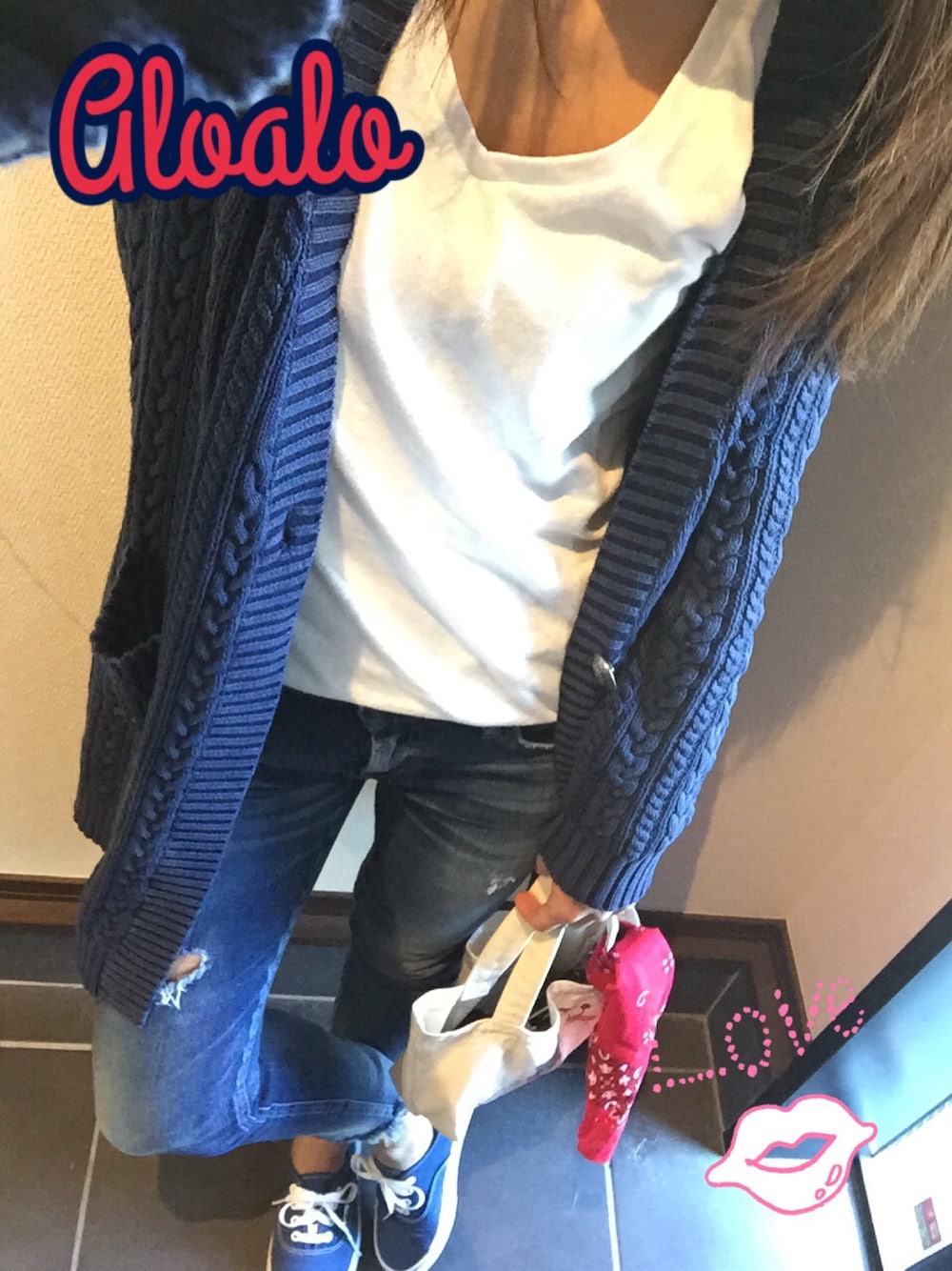 「シンプルコーデ、サーフスタイル、デニム、カーディガン、休日スタイル」｜「GAPのアイテム（Tシャツ/カットソー、ホワイト系）」を使った、erikoさん（レディース・163cm）の春コーディネートの1枚目の写真