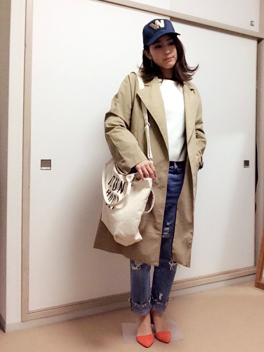 「春コーデ、デニム、休日スタイル、トレンチコート、ダメージデニムパンツ、キャップ、オレンジ、ペタンコ靴、外ハネ」｜「キャップ女子♡のアイテム（キャップ、その他）」を使った、もももさん（レディース・158cm）の春コーディネートの1枚目の写真