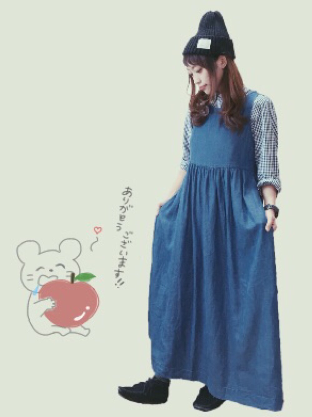 ブルー系のシャツ/ブラウス、ブルー系のワンピース、ブラック系のブーツを着用したレディースの秋コーディネートの1枚目の写真