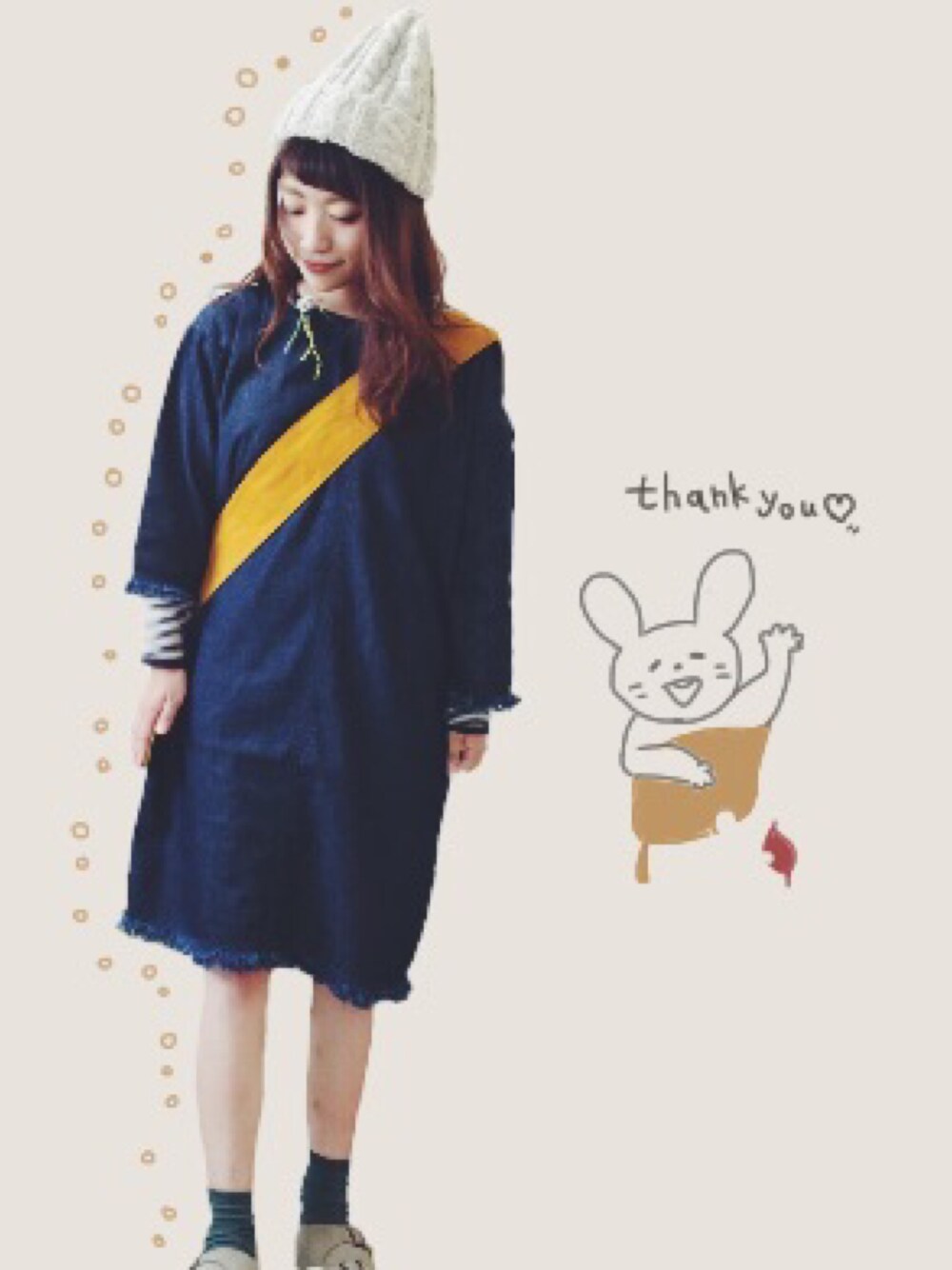 オレンジ系のショルダーバッグ、ブルー系のTシャツ/カットソー、ブルー系のワンピースを着用したレディースの秋コーディネートの1枚目の写真