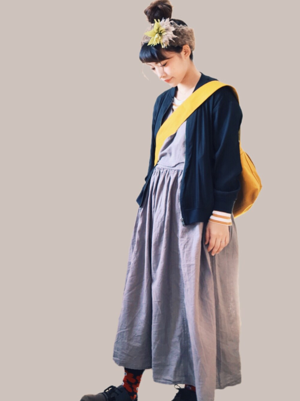 ブラック系のジャケット/アウター、オレンジ系のTシャツ/カットソー、グレー系のワンピースを着用したレディースの秋コーディネートの1枚目の写真