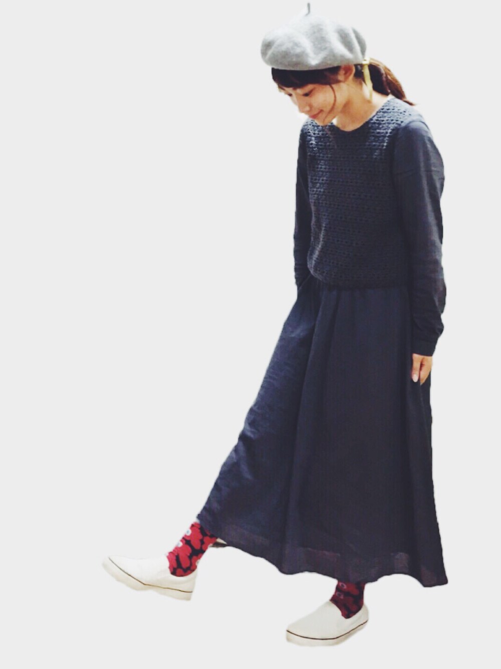 ブラック系のワンピース、ホワイト系のスニーカー、グレー系のハンチング/ベレー帽を着用したレディースの秋コーディネートの1枚目の写真