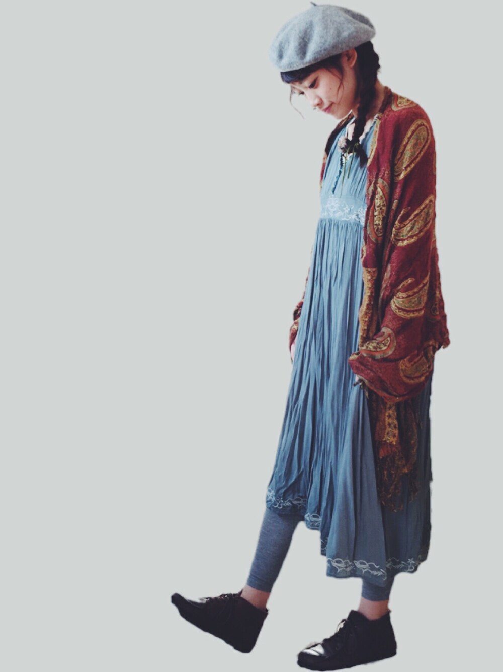 グリーン系のワンピース、ブラウン系のモカシン/デッキシューズ、グレー系のハンチング/ベレー帽を着用したレディースの秋コーディネートの1枚目の写真