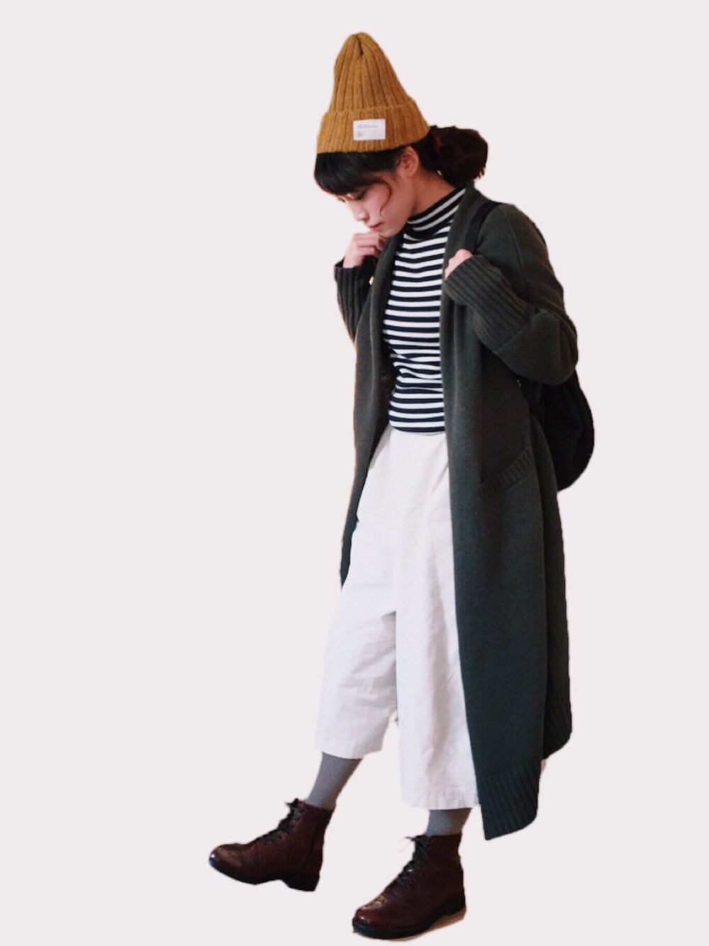 その他のニット/セーター、グリーン系のカーディガン/ボレロ、ホワイト系のその他パンツを着用したレディースの冬コーディネートの1枚目の写真