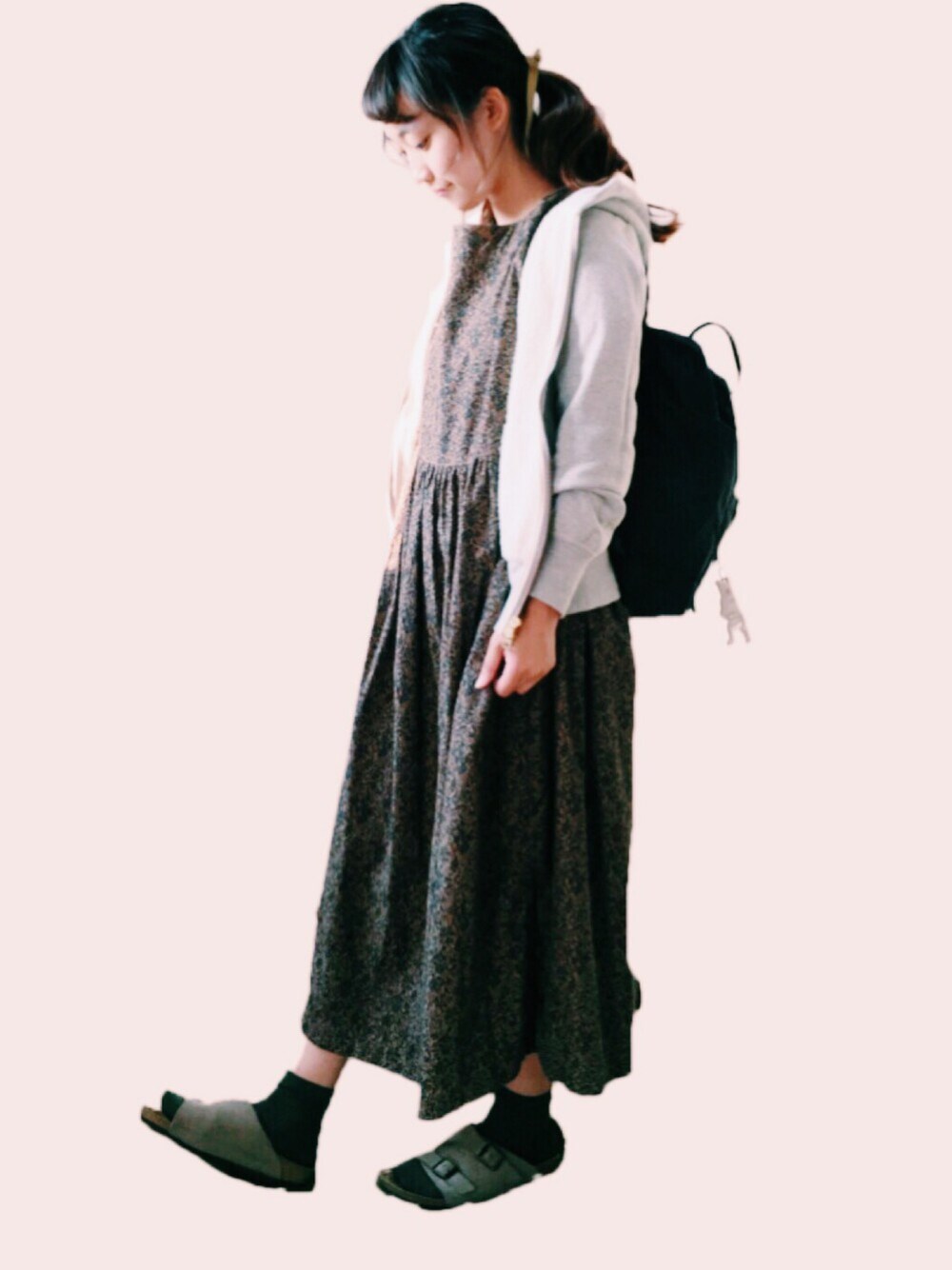 ブラウン系のワンピース、グレー系のパーカー、ベージュ系のサンダルを着用したレディースの秋コーディネートの1枚目の写真