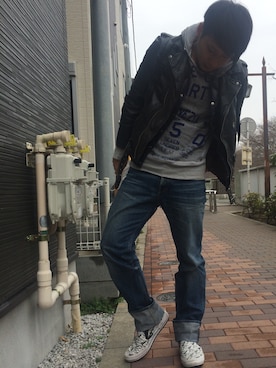 「白いスニーカー」｜「アイテム（ライダースジャケット）」を使った、U10さん（メンズ・176cm）の春コーディネート