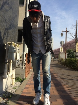 「白いスニーカー」｜「アイテム（ライダースジャケット）」を使った、U10さん（メンズ・176cm）の春コーディネート