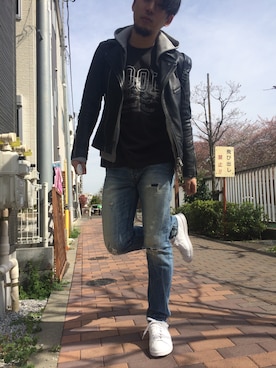 「白いスニーカー」｜「アイテム（ライダースジャケット）」を使った、U10さん（メンズ・176cm）の春コーディネート