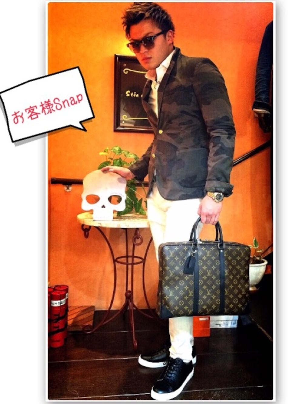 ホワイト系のシャツ/ブラウス、グリーン系のミリタリージャケットを着用したメンズの冬コーディネートの1枚目の写真