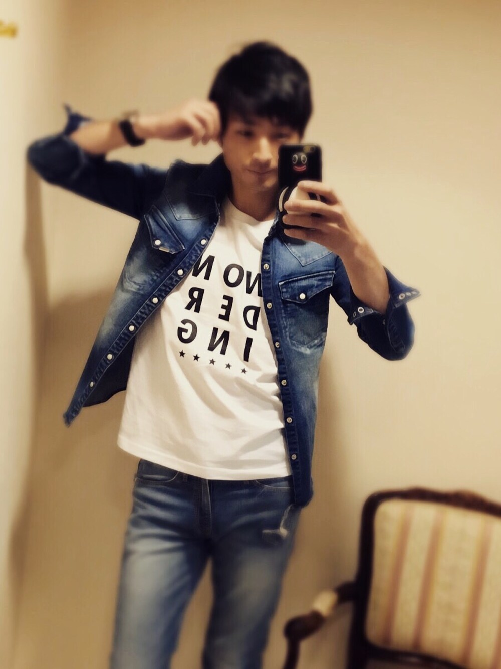 ホワイト系のTシャツ/カットソー、ブルー系のデニムジャケット、ブルー系のデニムパンツを着用したメンズの春コーディネートの1枚目の写真
