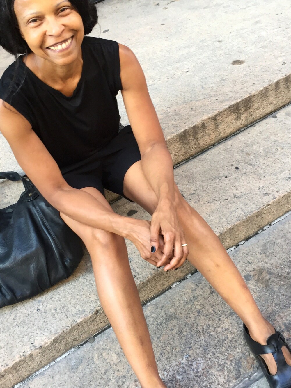 「American Apparelのアイテム（シャツ/ブラウス、ブラック系）」を使った、Fabiola Emmanuelさん（レディース・163cm）の秋コーディネートの1枚目の写真