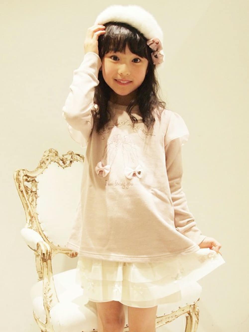 ピンク系のTシャツ/カットソー、ホワイト系のその他パンツ、ホワイト系のハンチング/ベレー帽を着用したキッズの冬コーディネートの1枚目の写真