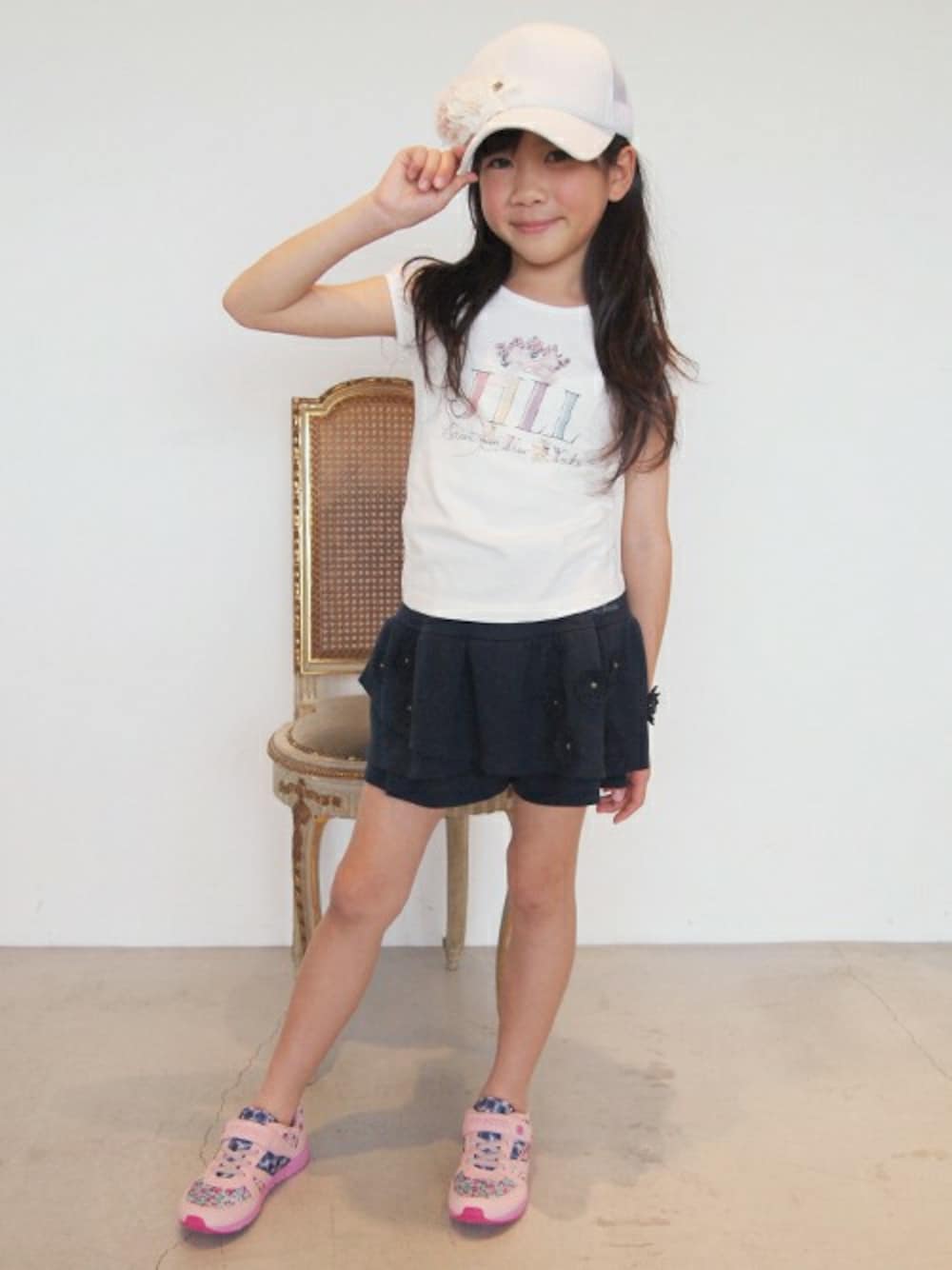 ホワイト系のTシャツ/カットソー、ホワイト系のハットを着用したキッズの春コーディネートの1枚目の写真