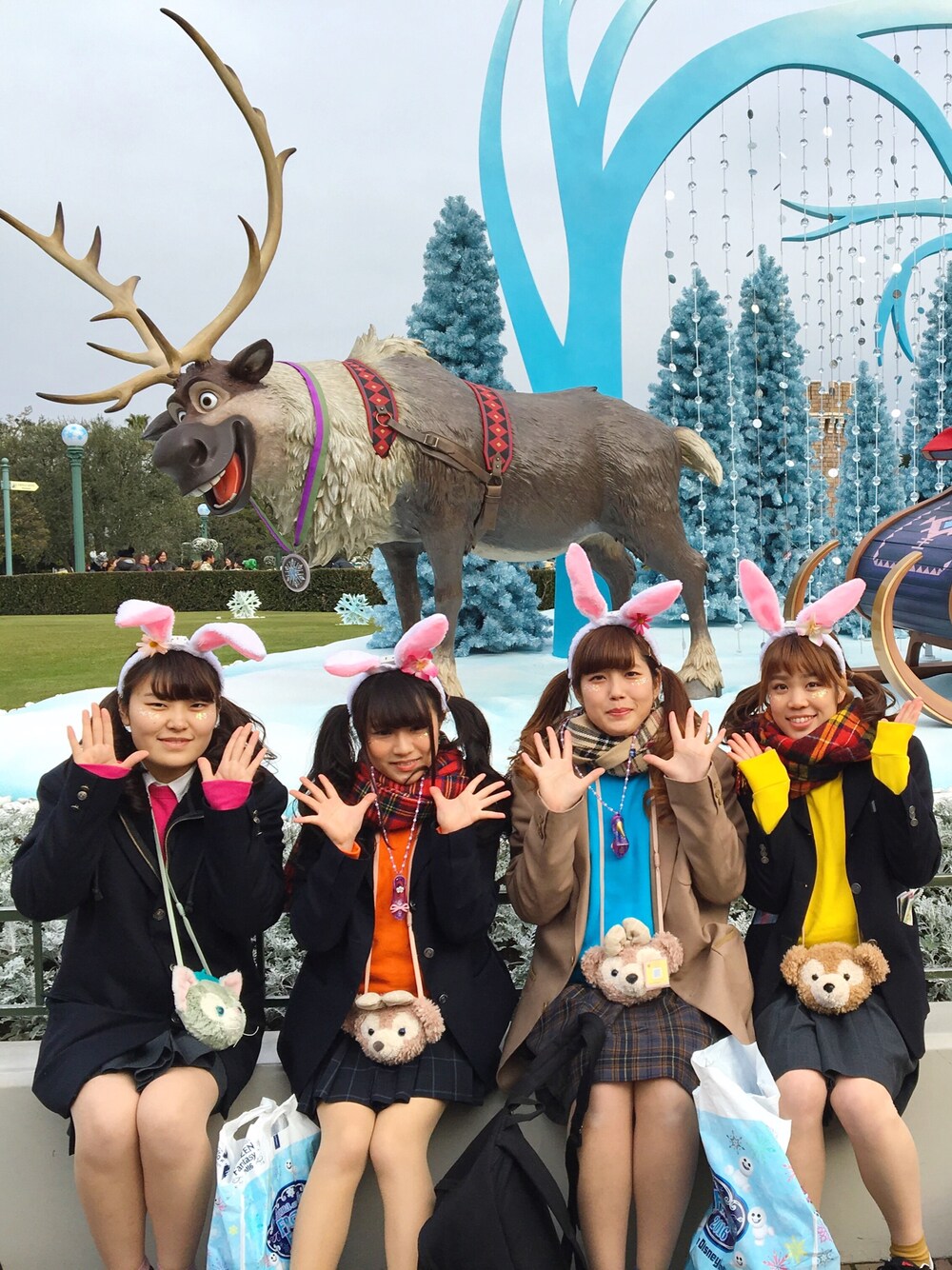 「ディズニーコーデ、うさ耳、制服風コーデ」｜「ディズニーランドのアイテム（その他、その他）」を使った、𝓈𝑒𝒾𝓀𝒶さん（レディース・163cm）の春コーディネートの1枚目の写真