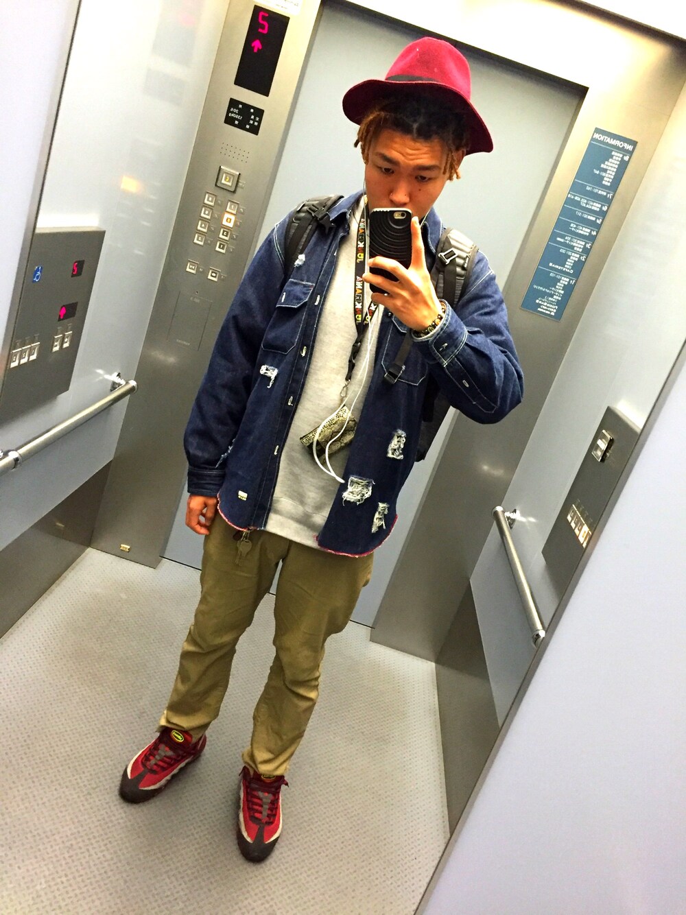 「シンプルコーデ」｜「STUSSYのアイテム（デニムジャケット、ブルー系）」を使った、和輝さん（メンズ・183cm）の冬コーディネートの1枚目の写真