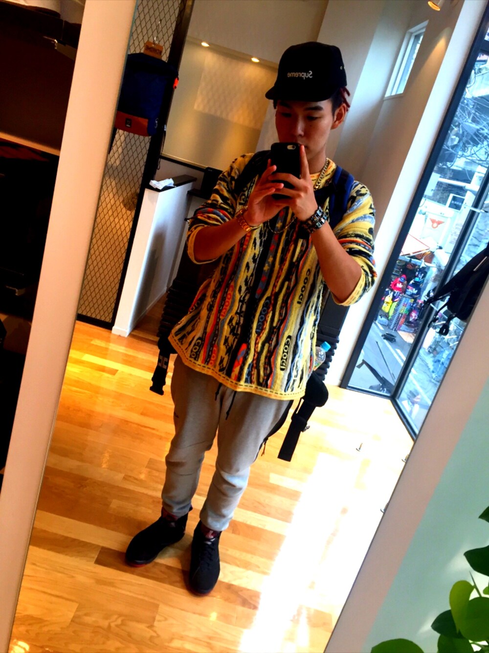 「大阪、HIPHOP、dancer」｜「COOGIのアイテム（ニット/セーター、イエロー系）」を使った、和輝さん（メンズ・183cm）の冬コーディネートの1枚目の写真