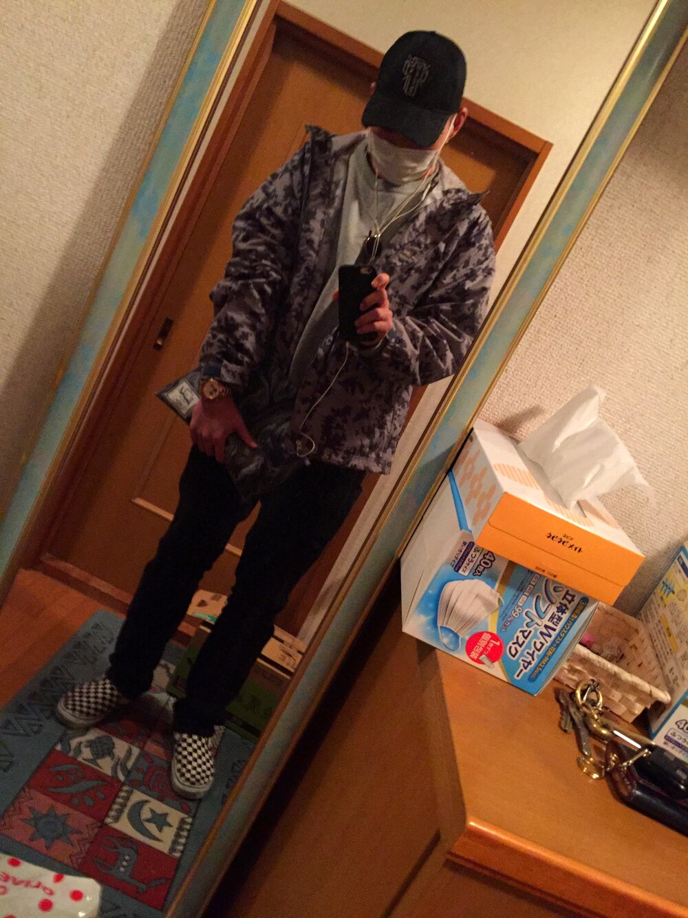 「花粉症」｜「STUSSYのアイテム（ジャケット/アウター、グレー系）」を使った、和輝さん（メンズ・183cm）の春コーディネートの1枚目の写真