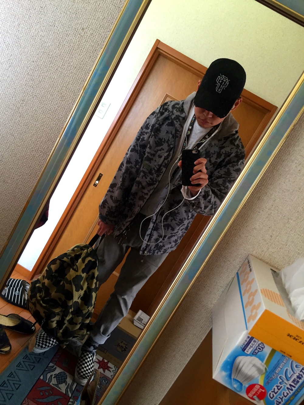 「STUSSYのアイテム（ダウンジャケット/コート、グレー系）」を使った、和輝さん（メンズ・183cm）の春コーディネートの1枚目の写真